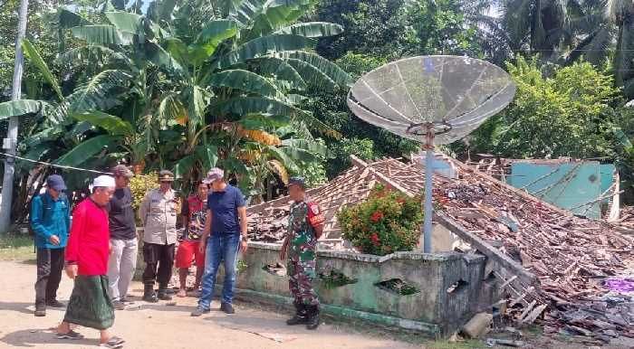 Polsek-Koramil Sangkapura dan BPBD Gresik Berjibaku Bantu Korban Gempa Bumi