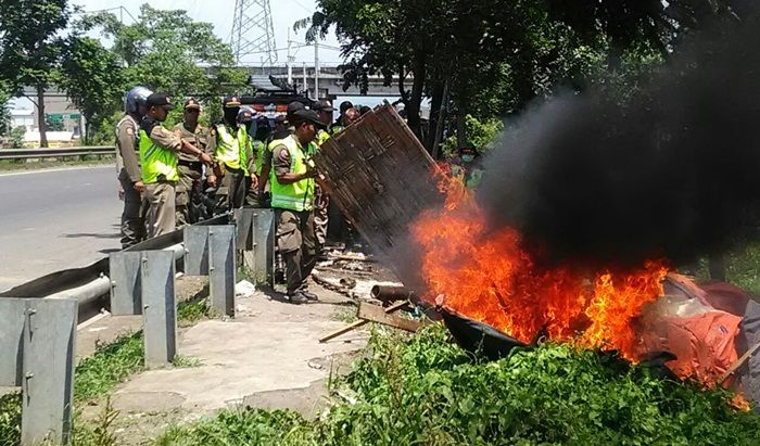 ​Ratusan Petugas Gabungan Tertibkan Bangli di Arteri Porong Sidoarjo