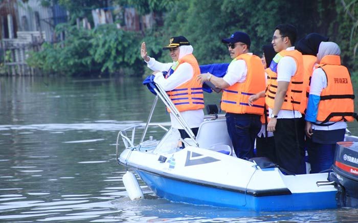 ​Kampanyekan Bersih Sungai, Khofifah Susuri Sungai Brantas