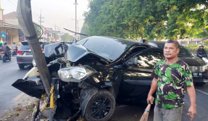 Diduga Mengantuk, Mobil Datsun Tabrak PJU di Sidoarjo