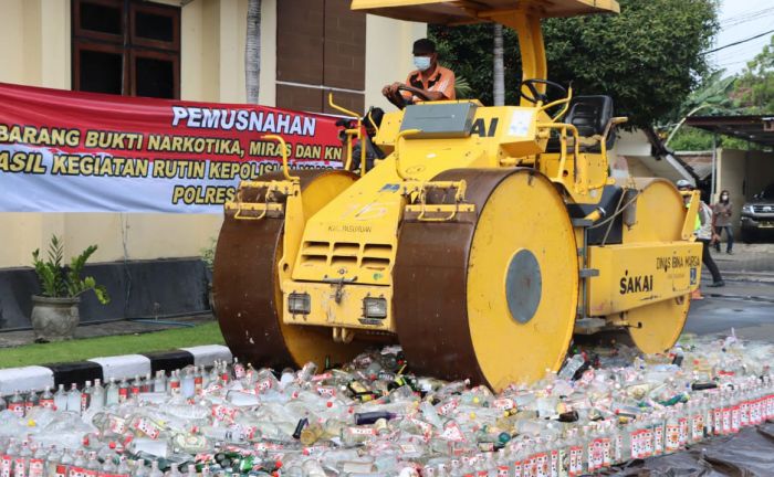 Forkopimda Pasuruan Musnahkan 2 Kg Sabu, Ribuan Botol Miras, dan Knalpot Brong