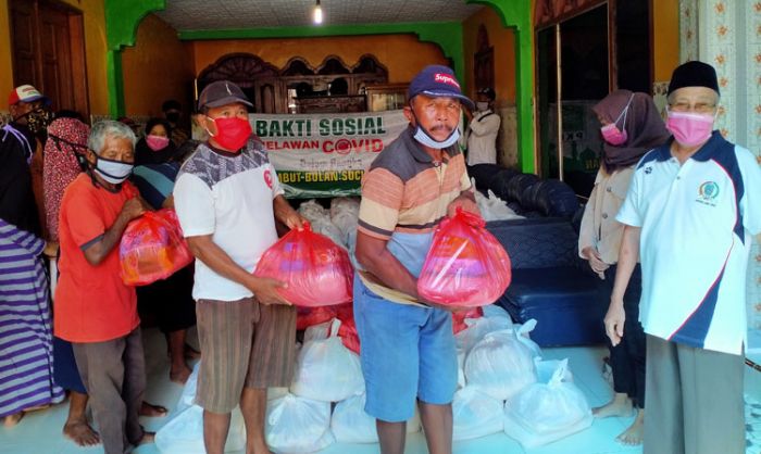 Agenda Rutin Jelang Bulan Ramadhan, KH. Khusni Bagikan Ratusan Paket Sembako pada Warga