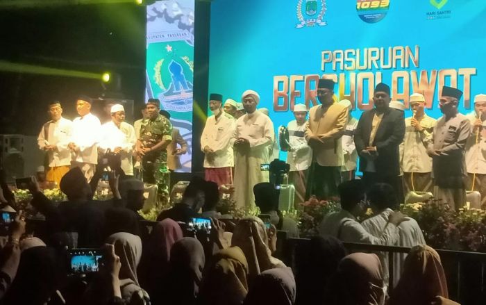 Doakan Keselamatan Warga Kabupaten Pasuruan, Ribuan Jemaah Ikuti Pasuruan Bersholawat di DPRD