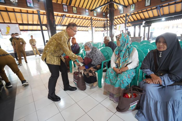 Pemkot Batu Salurkan Bantuan Insentif Lansia dan Disabilitas di Kelurahan Ngaglik