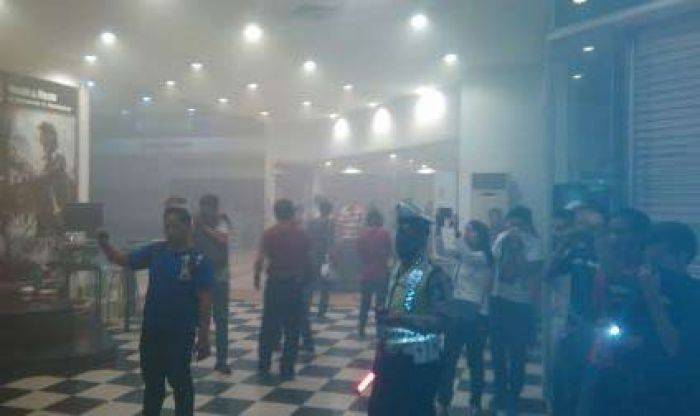 Gerai Kantin Delta Plaza Surabaya Terbakar, Pengunjung Semburat