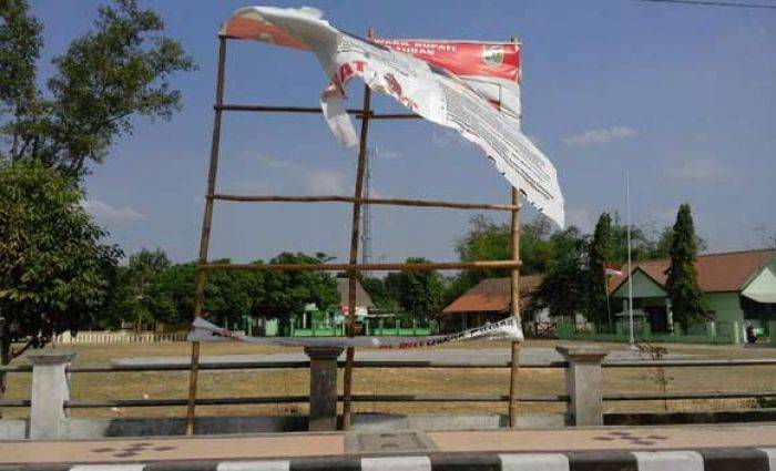 Baru Dipasang Sebulan, APK KPU Tuban di Kecamatan Senori Banyak yang Hilang dan Rusak