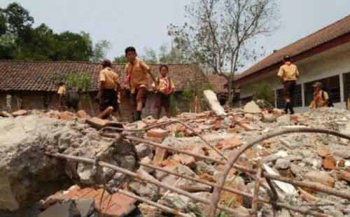 Ambruk, Ruang Perpustakaan SDN Pakis II Mojokerto hanya Sebulan Dipakai