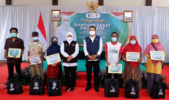 Gubernur Khofifah Salurkan Zakat Produktif untuk 100 Pelaku Usaha Ultra Mikro di Lamongan