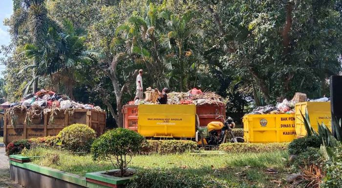 Ditolak dari 3 Lokasi, Sampah Tertimbun di Halaman Kantor DLH Bangkalan