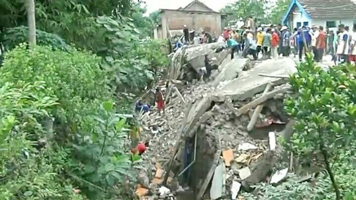 Rumah Pensiunan DLLAJR di Losari Malang Roboh Tergerus Air Sungai​