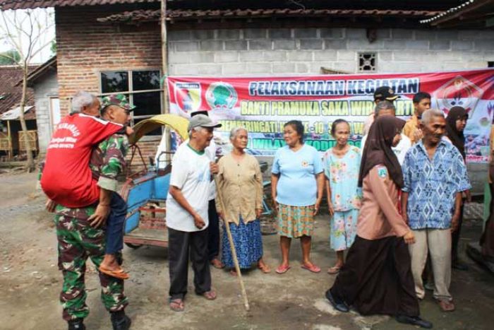 Lelaki Tua Jalan Pelan dan Sempoyongan, Digendong Serma Agus hingga Kediaman