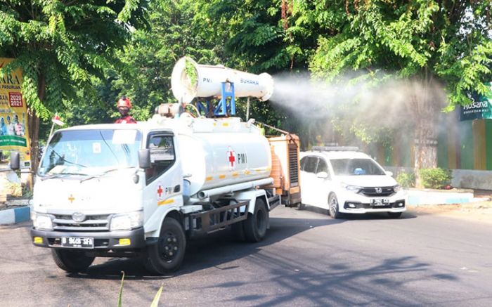 Peringati HUT ke-75, PMI Kota Pasuruan Lakukan Penyemprotan Disinfektan