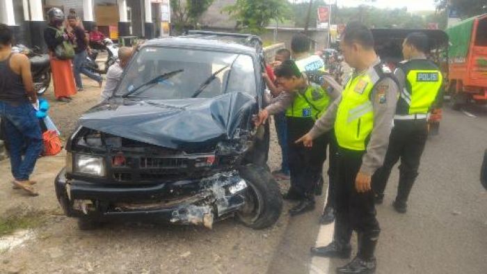 ​Isuzu Panther Pecah Ban, Tabrak Tiang Listrik dan Kios Bensin