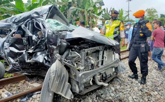 Toyota Calya Ringsek Diseruduk Kereta Api di Blitar, Sopir Tewas di Tempat