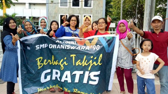 ​Agenda Tahunan, Alumni SMP Dhaniswara 90 Berbagi Takjil Gratis