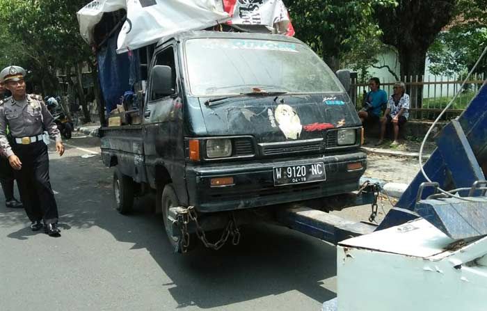 Parkir Sembarangan, 4 Kendaraan di Jombang Langsung Diderek Petugas 