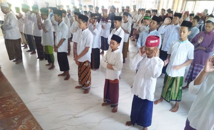 Gelar Sholat Gaib untuk Ibunda Jokowi, Ratusan Santri di Jombang Jaga Jarak