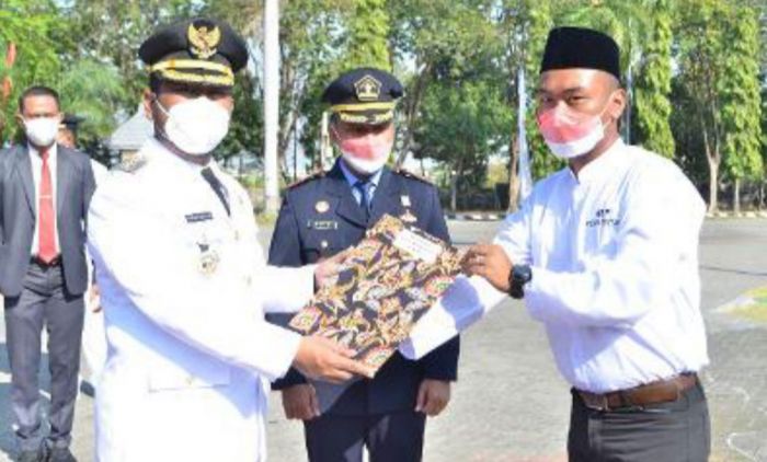 Upacara HUT RI ke-76, Bupati Gus Yani Serahkan Satya Lencana Kepada 370 ASN dan Remisi 408 WBP