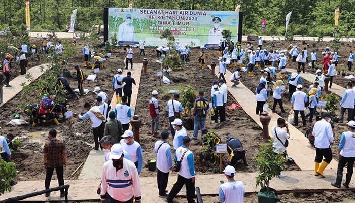 Pemprov Jatim Tanam Pohon Massal dan Tebar Bibit Ikan di Bendungan Semantok Nganjuk