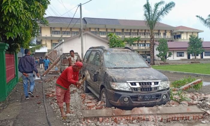 Angin Kencang Sapu Blitar Raya: Bangunan Rusak, Puluhan Pohon Tumbang, Satu Tower Roboh