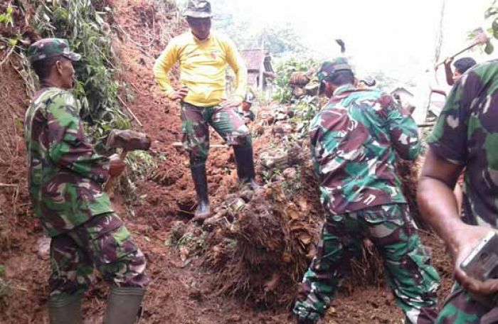 Koramil Grogol Bantu Pemulihan Longsor di Kalipang Kediri