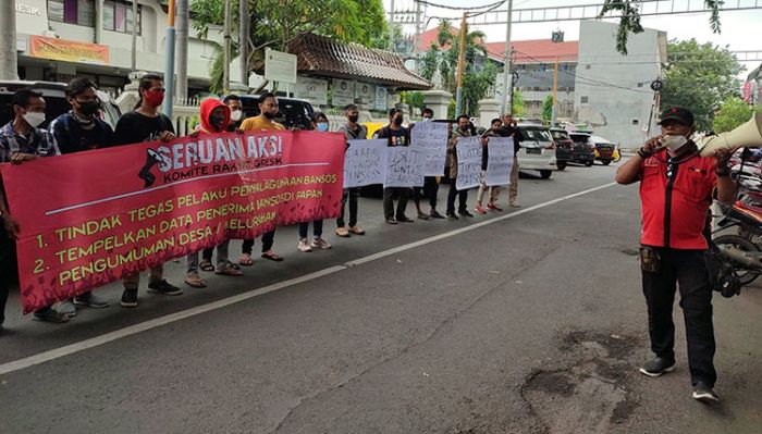 Minta Penyimpangan BPNT Diusut, Kantor Dinsos Gresik Digeruduk KMG