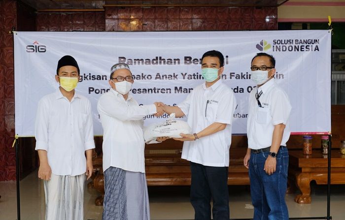 Berbagi Keberkahan, SBI Tuban Salurkan Ribuan Paket Sembako kepada Warga Sekitar Perusahaan