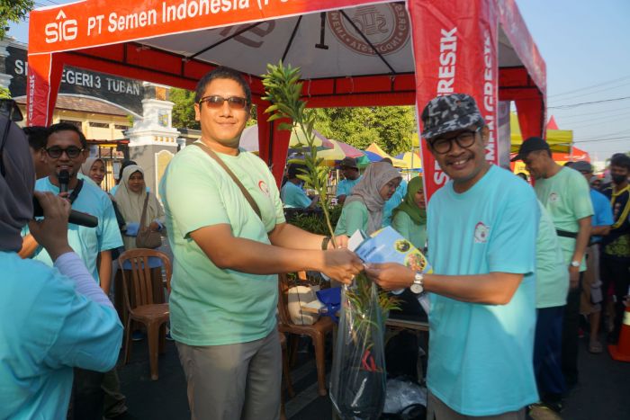 Jaga Kelestarian Alam, SIG Pabrik Tuban Bagikan Ribuan Bibit Pohon ke Masyarakat