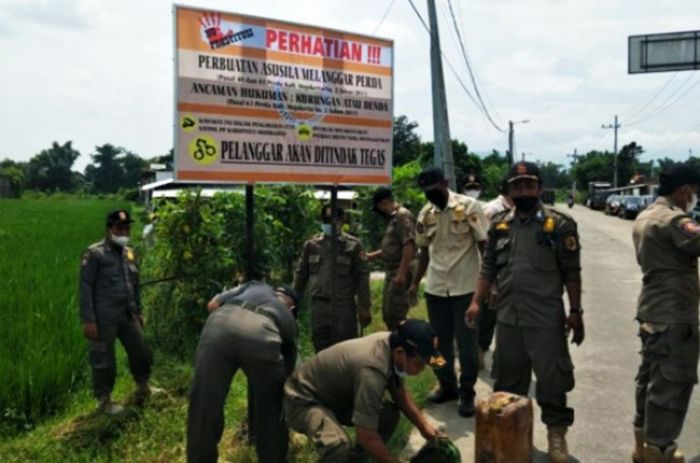 Puluhan Warung Esek-Esek di Mojokerto Disegel Satpol PP