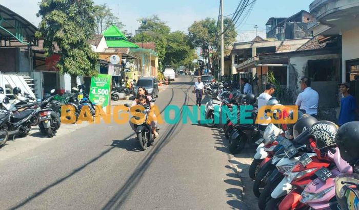 Parkir Motor Pelajar Meluber ke Jalan, Warga Kaliputih Batu Mengeluh