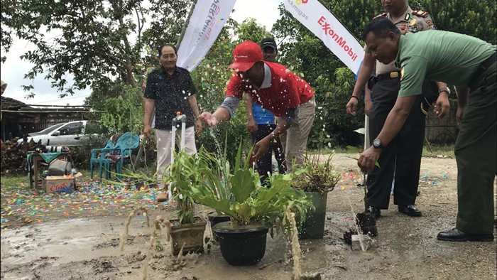 ​EMCL Serahkan Bantuan Fasilitas Air Bersih ke Warga Gayam Bojonegoro