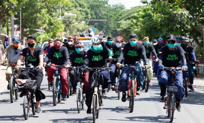 ​Gowes Bersarung Peringati Hari Santri di Situbondo, Gubernur Khofifah Gelontorkan Bantuan