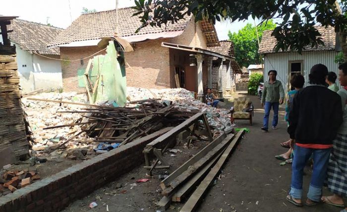 Tak Terima Ditempati Suami Bersama Istri Barunya, Mantan Istri Robohkan Rumah yang Dibangun Bersama