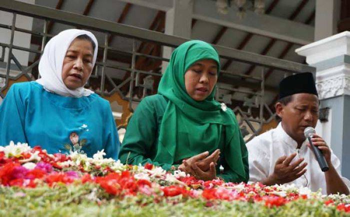 Ziarah ke Makam Gus Dur dan Mbah Hasyim, Mensos Khofifah Teteskan Air Mata