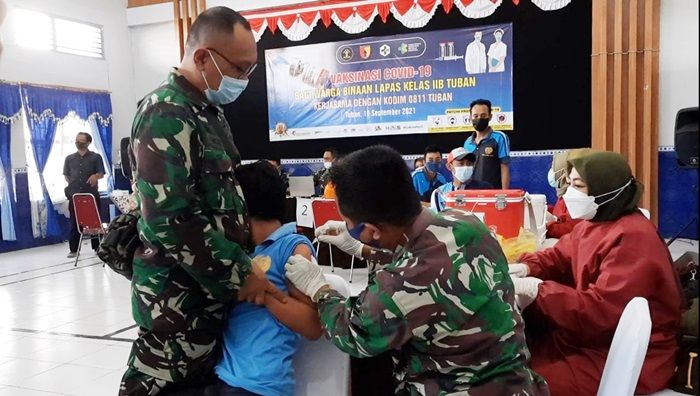 Takut Jarum Suntik, Seorang Napi Lapas Tuban sampai Peluk Tentara saat Divaksin