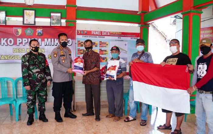 Kapolresta Sidoarjo Bagikan Bansos dan Bendera Merah Putih ke Pelaku UMKM di Tanggulangin