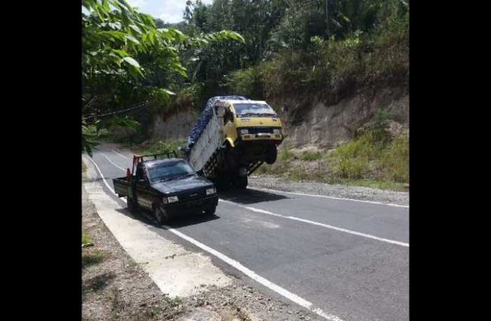 Bukan Atraksi, tapi Truk di JLS Pacitan ini Bisa Jumping