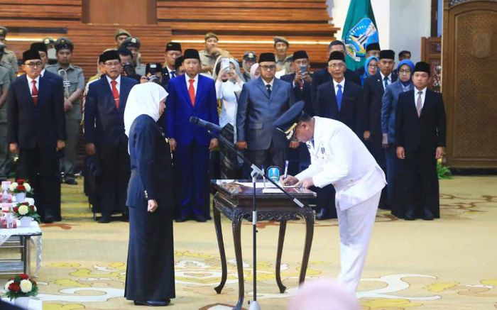 Gubernur Khofifah Lantik Ugas Irwanto Jadi Pj Bupati Probolinggo