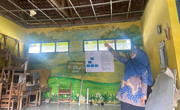 Plafon Ruang Perpus UPT SDN 86 Sumari Gresik Ambrol