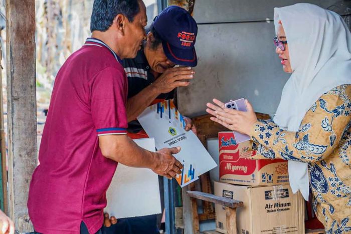 Wabup Gresik Salurkan Bantuan ke Korban Kebakaran Rumah di Gulomantung