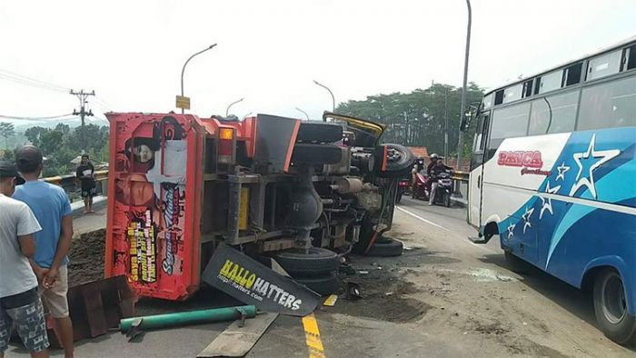 Tak Kuat Menanjak di FLyover, Truk Tronton di Brebes Berjalan Mundur dan Menabrak Truk dan Mobil