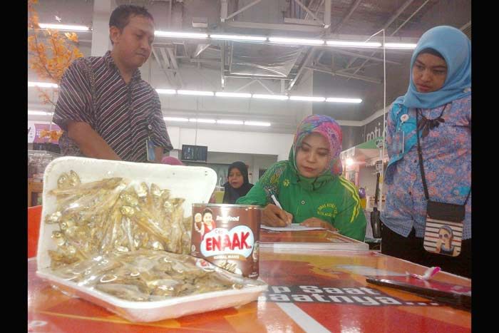 Sidak Mamin, Dinkes Kota Mojokerto Temukan Makanan Berulat dan Busuk