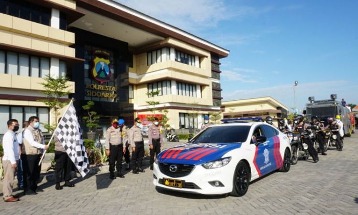 Polresta Sidoarjo Keliling Kecamatan Bagikan Masker dan Semprotkan Disinfektan