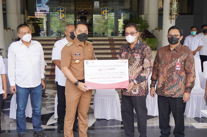 Bank Jatim Serahkan CSR kepada Wali Kota Eri Cahyadi