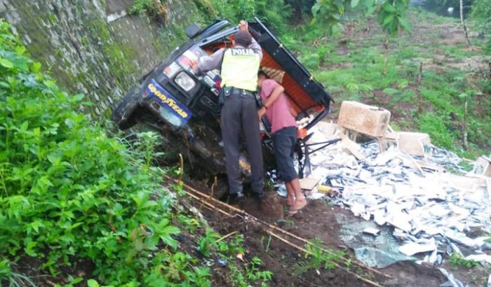 Kecelakaan Tunggal di Blitar, Pickup Bermuatan Ikan Segar Selip Hingga Tergelincir ke Sungai