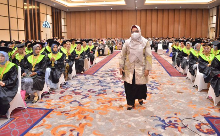 Hadiri Wisuda IAI Qomaruddin, Wabup Gresik Pesan Pentingnya Adaptasi dengan Akhlak