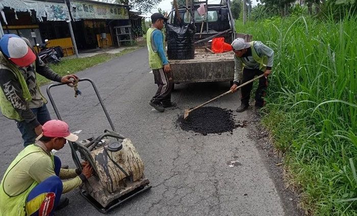 Ciptakan Kenyamanan, Dinas PUPR Jombang Perbaiki Ruas Jalan yang Rusak