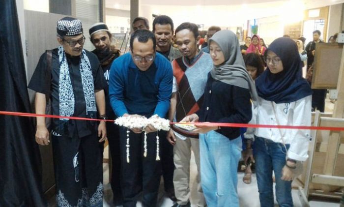 Mantan Ketua DPRD Gresik Buka Pemeran Lukisan Tunggal Karya Feri di Icon Mall