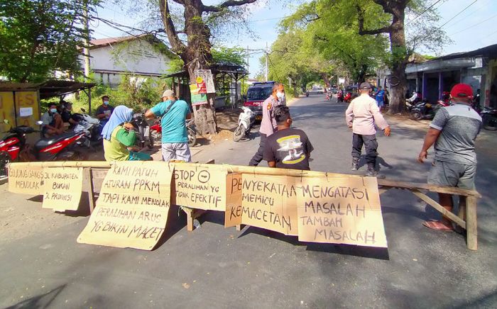 Tuntut Penyekatan Jalan di Bundaran Gempol Dibuka, Warga Gununggangsir Blokir Jalan Desa