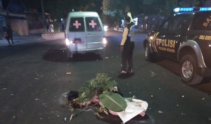 ​Diseruduk Ayla Pas Lampu Merah, Pemotor di Ngawi Meregang Nyawa